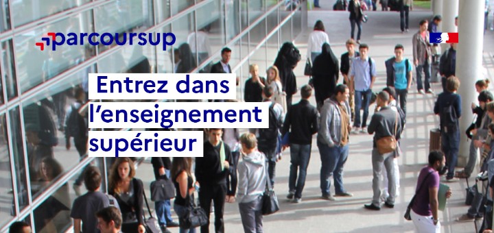 photo d'étudiants avec le logo parcoursup et le texte : entrez dans l'enseignement supérieur