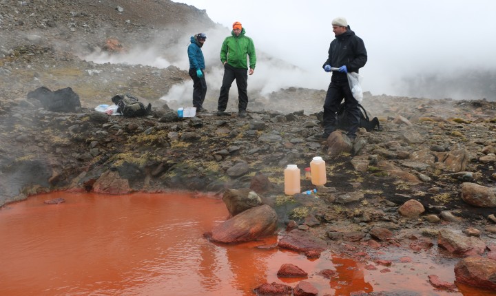 Echantillonnage des sources chaudes à Kerguelen sur le Plateau des Fumeroles, Côte Ouest de Kerguelen, Péninsule Rallier du Baty.