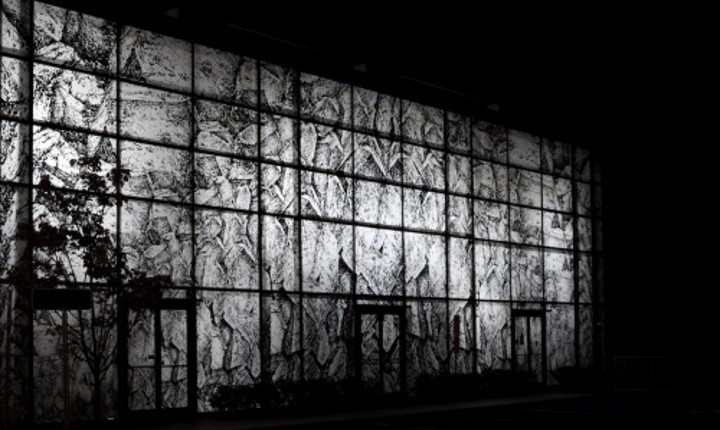Silicium 1, 2019  Intervention architecturale sur façades en verre, impressions numériques sur backlit translucide du dessin Vue microscopique de cristaux de silice / Résidence Espaces f, festival PHOS, Complexe Joseph-Rouleau, Matane, Québec.